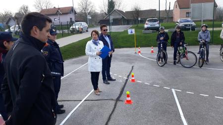 Predaja spretnostnega poligona učencem Osnovne šole Janeza Kuharja Razkrižje 2